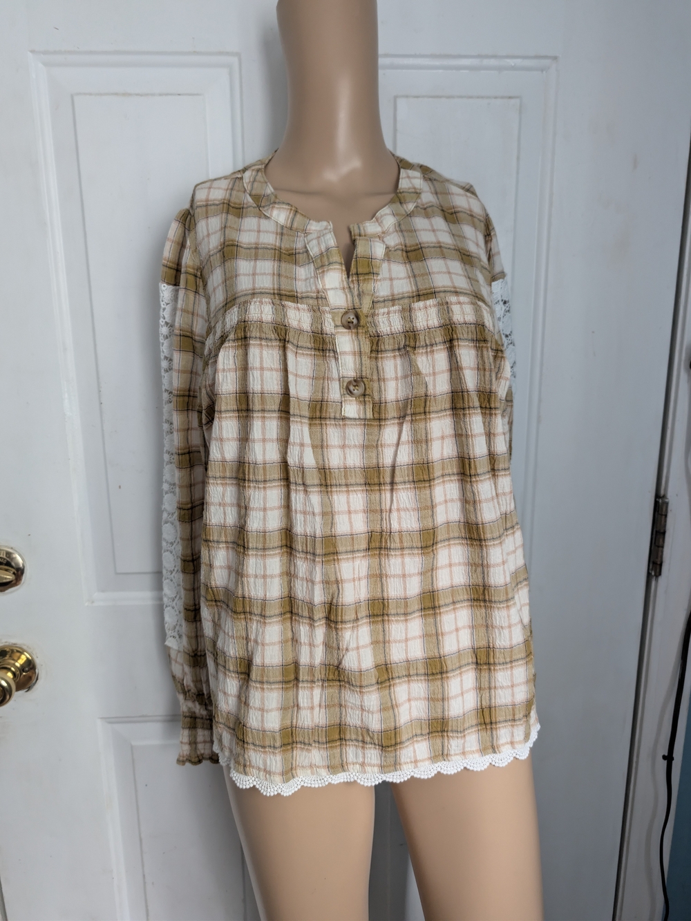 Oddi Women’s Plaid Lace-Trim Peasant Top in Beige